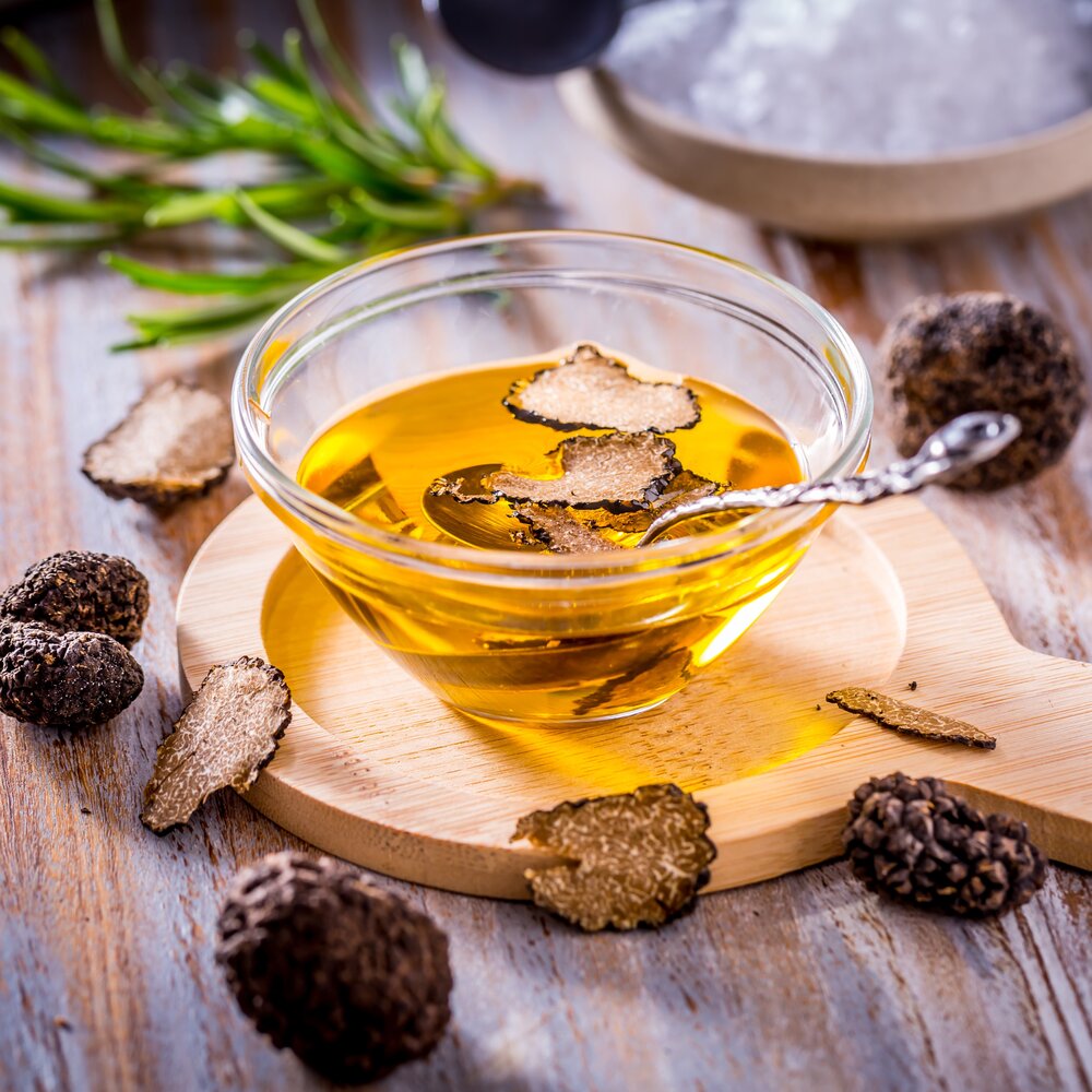 Extra virgin olive oil infused with slices of the best black summer truffles.