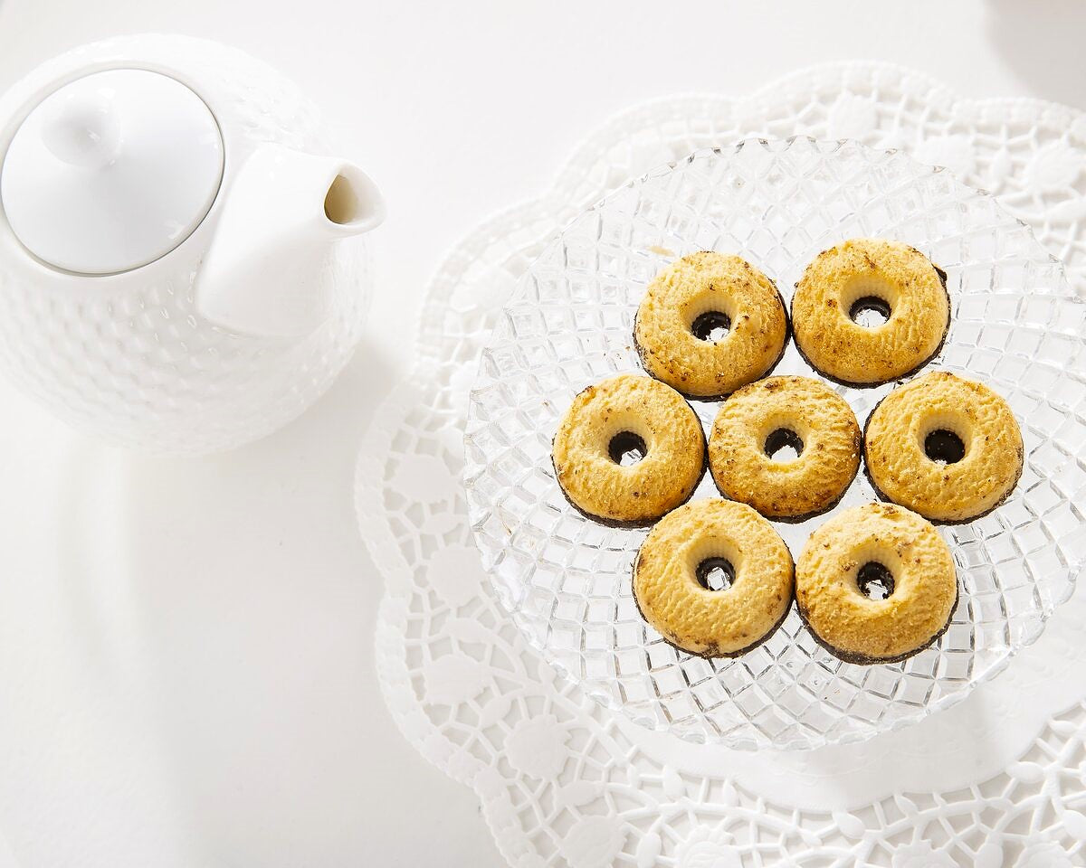 A plate of vanilias karika biscuits with tea.