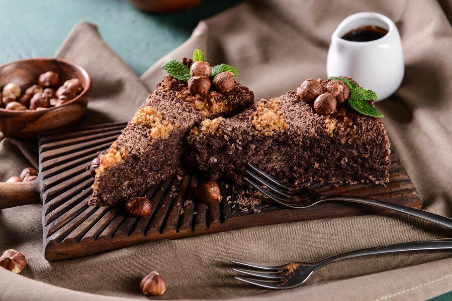 A vegan hazelnut and chocolate cake recipe made with ground hazelnut flour.