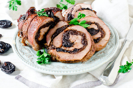 Turkey roulade recipe to make an easy stuffed turkey breast roll filled with cheese and cooked covered by bacon slices.